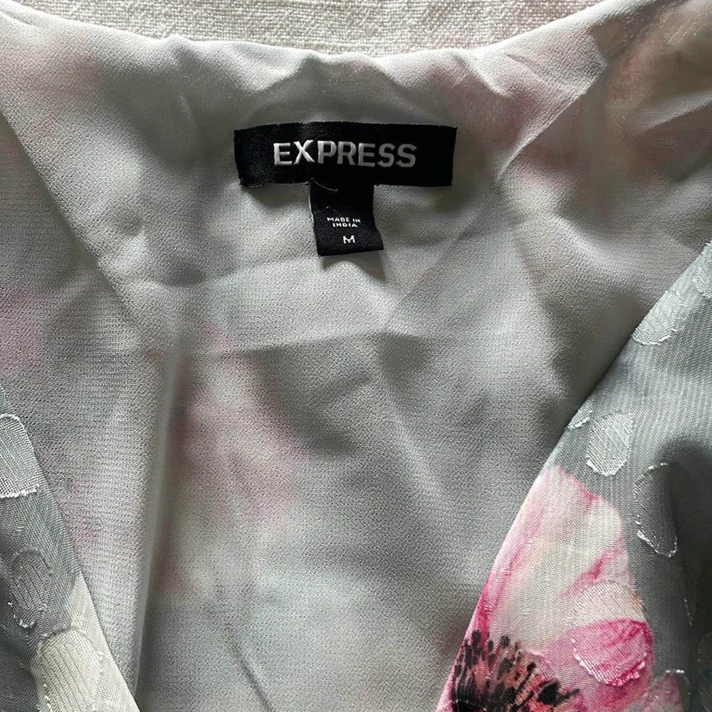 Express Floral Clip Dot Print V-Neck Smocked Cropped Top - Picture 5 of 9